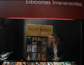 Vera Kukharava en el stand de Ediciones Irreverentes en el Salón Teatral, el primer día fue un éxito inesperado
