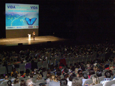 Ante 1000 personas, en un Congreso Internacional, Paloma Cabadas presenta La muerte l&uacute;cida