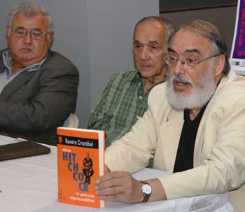 Ramiro Cristobal con el libro, el presidente del patronato de cine de Puerto Rico y el Presidente del Asociaci&oacute;n de Productores de la isla.